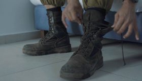 בין הסדינים